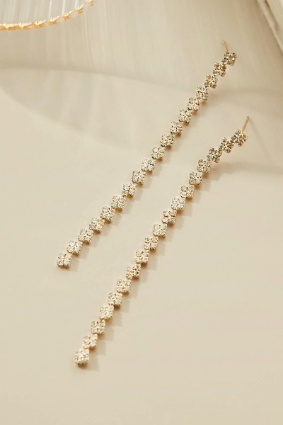 垂墜排列鋯石。銀針耳環