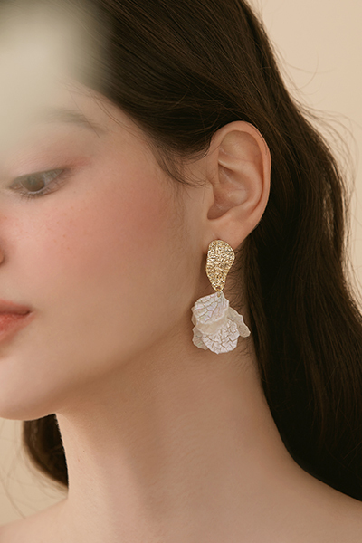 花瓣造型垂墜感。夾式耳環