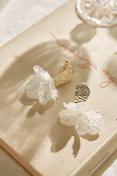 花瓣造型垂墜感。夾式耳環