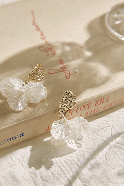 花瓣造型垂墜感。銀針耳環