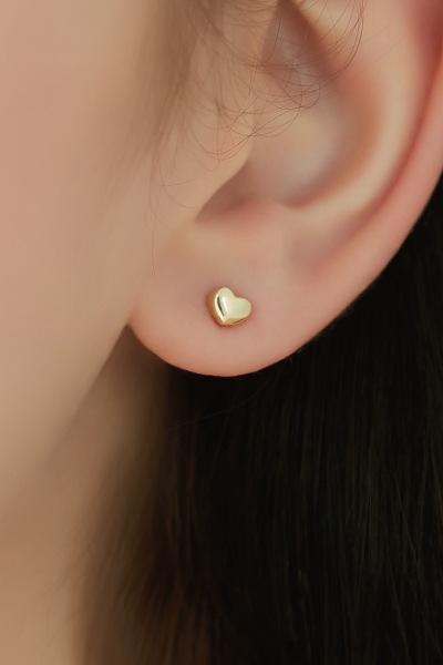 立體愛心貼耳。銀針耳環