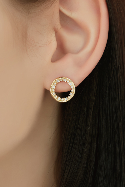 閃耀鋯石環繞。銀針耳環