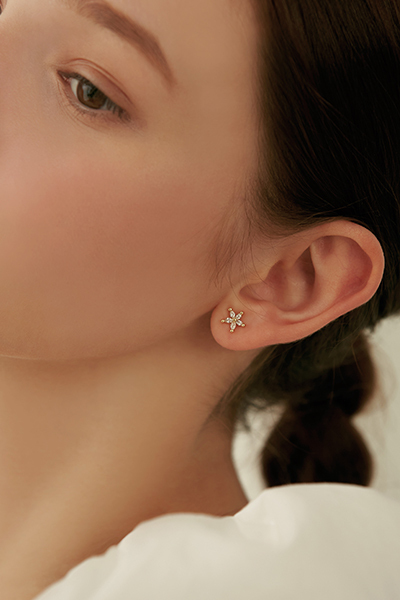 閃耀鋯石花朵貼耳。銀針耳環