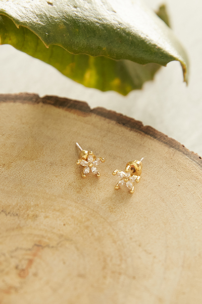 閃耀鋯石花朵貼耳。銀針耳環