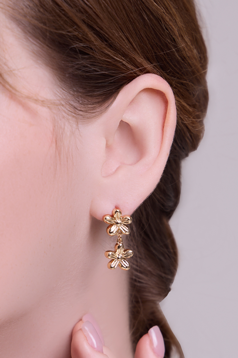 金屬垂墜花環。銀針耳環