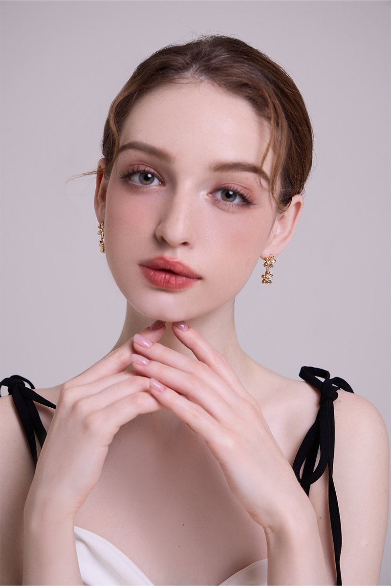 金屬垂墜花環。銀針耳環