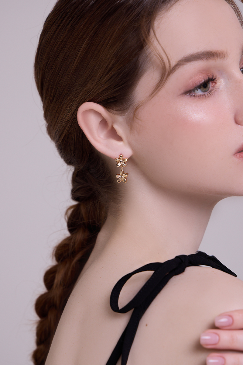 金屬垂墜花環。夾式耳環