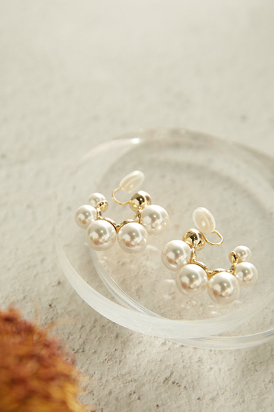 排列珍珠C型。夾式耳環