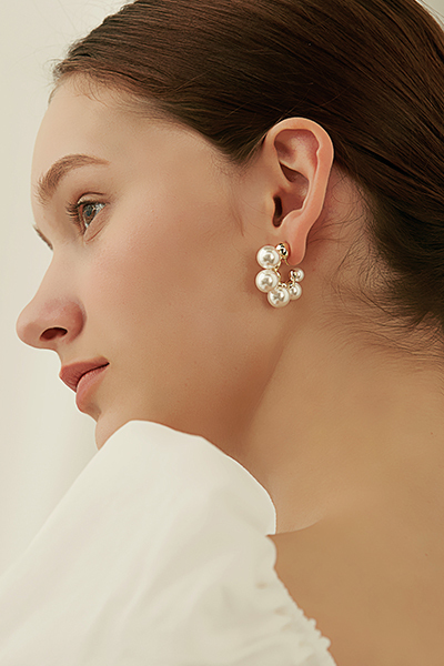 排列珍珠C型。夾式耳環