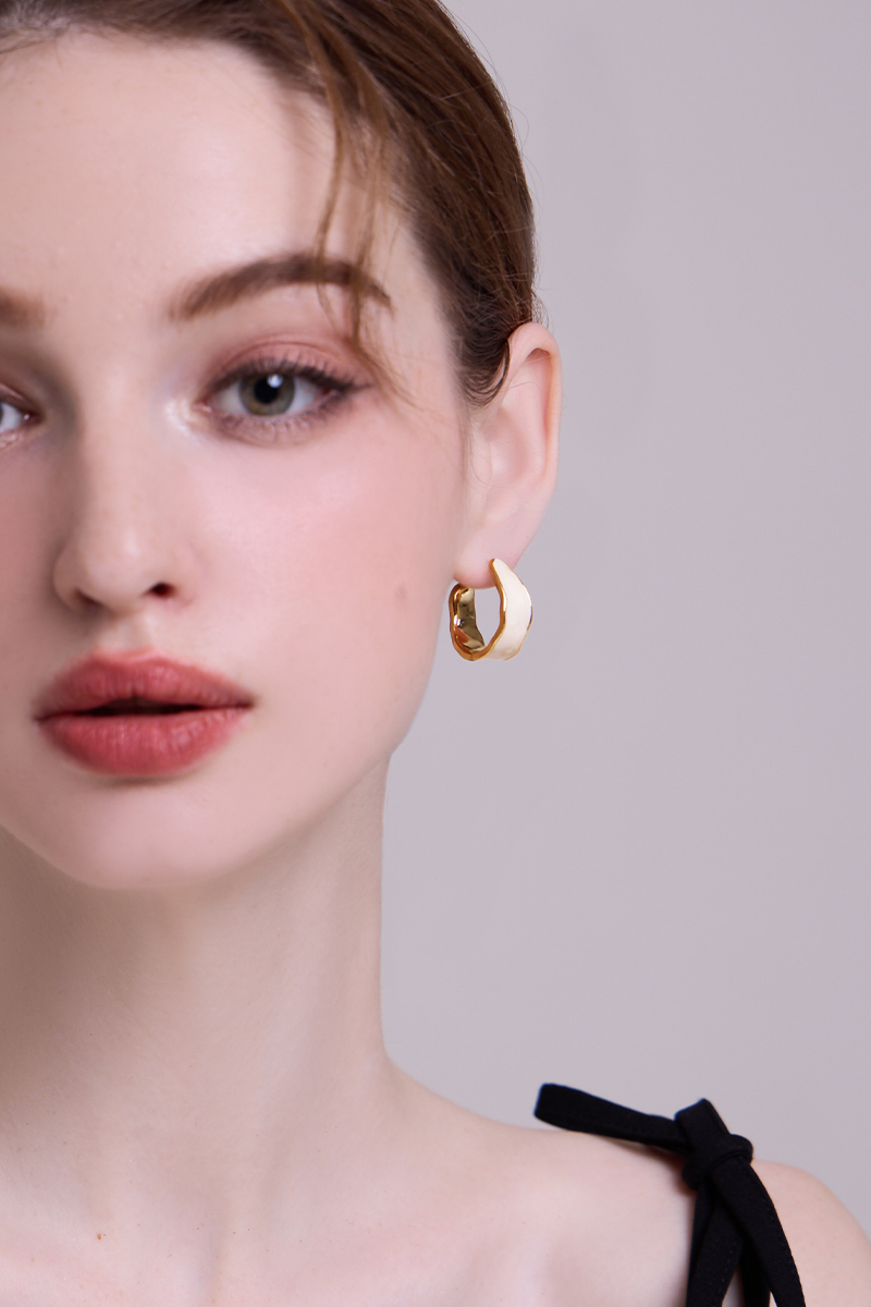 典雅C形畫釉。夾式耳環