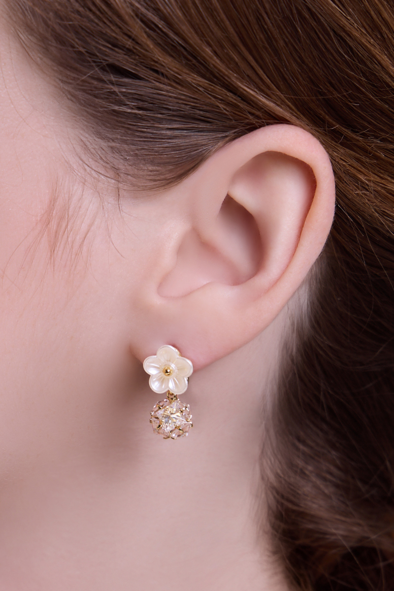 甜美貝殼花朵垂墜鋯石。針式耳環