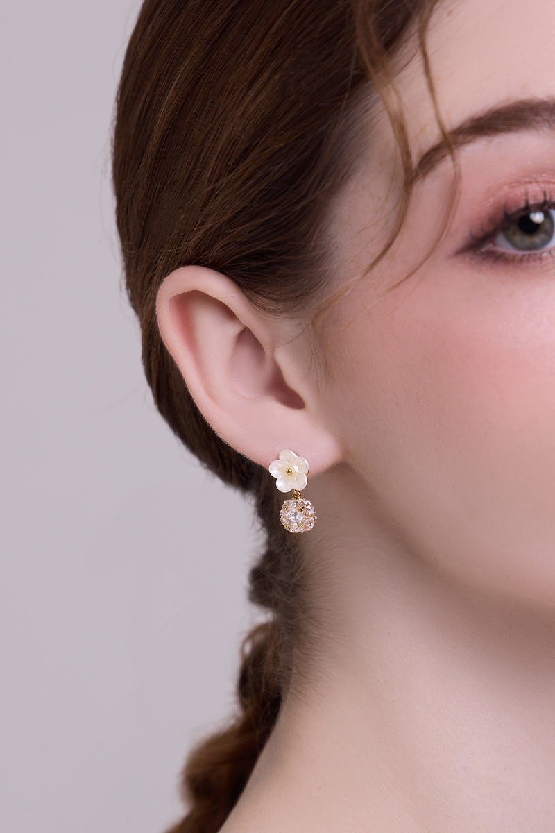 甜美貝殼花朵垂墜鋯石。針式耳環