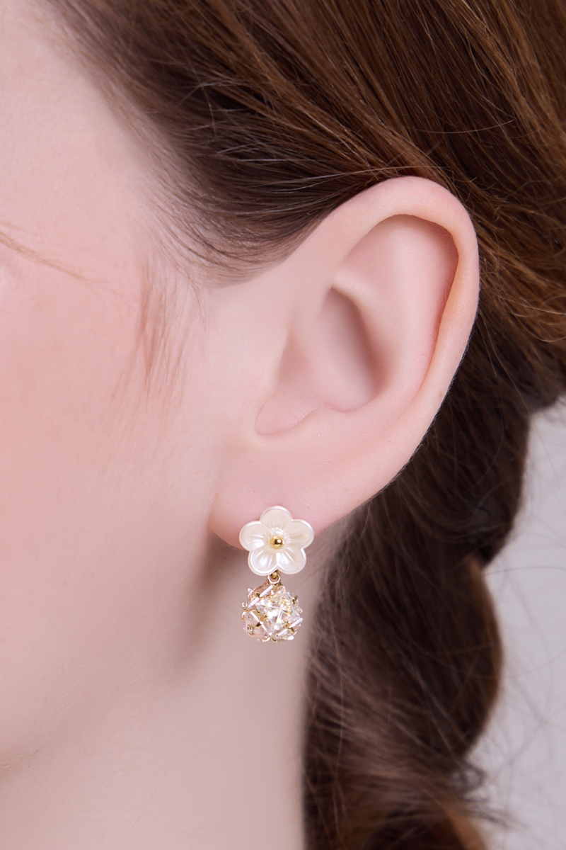 甜美貝殼花朵垂墜鋯石。夾式耳環