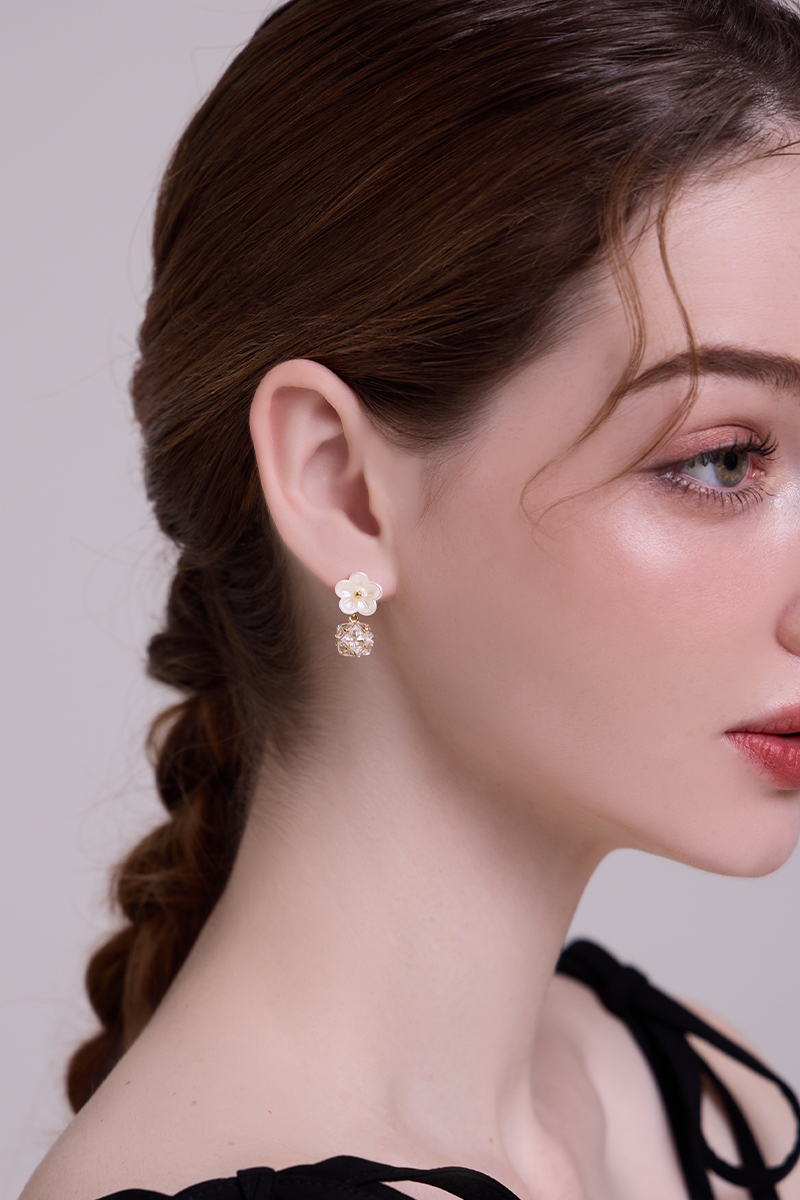 甜美貝殼花朵垂墜鋯石。夾式耳環
