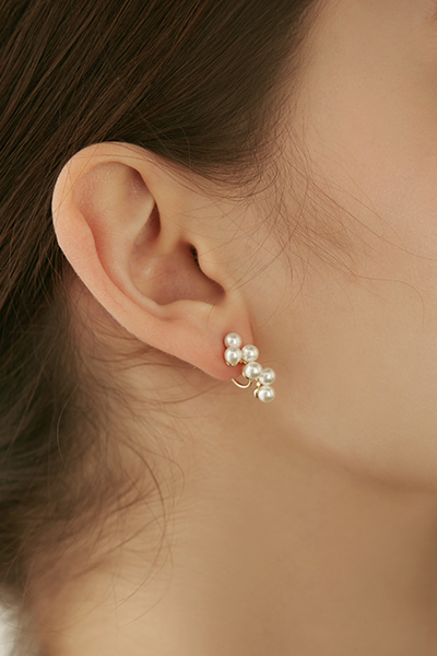 交錯排列珍珠。夾式耳環