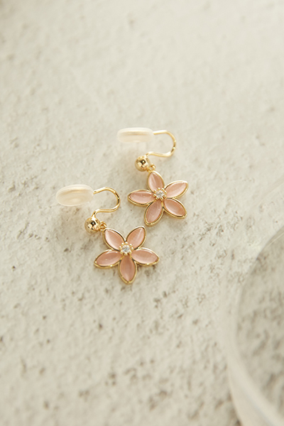 吊墜小花朵。夾式耳環
