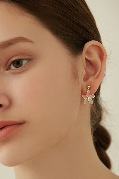吊墜小花朵。夾式耳環