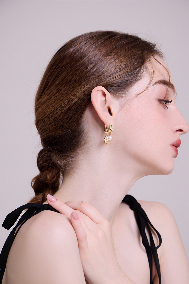 雙層金色珍珠稻穗。針式耳環