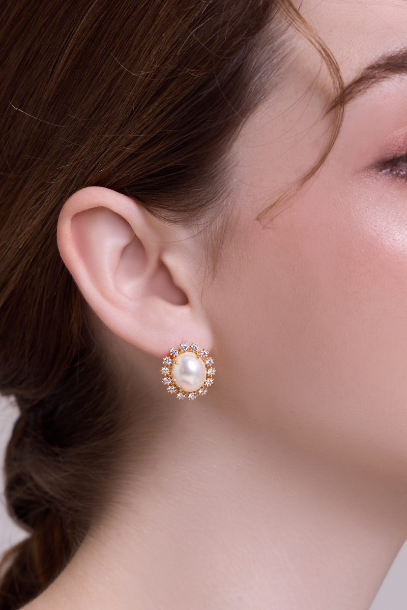 閃耀珍珠鋯石環圈。針式耳環