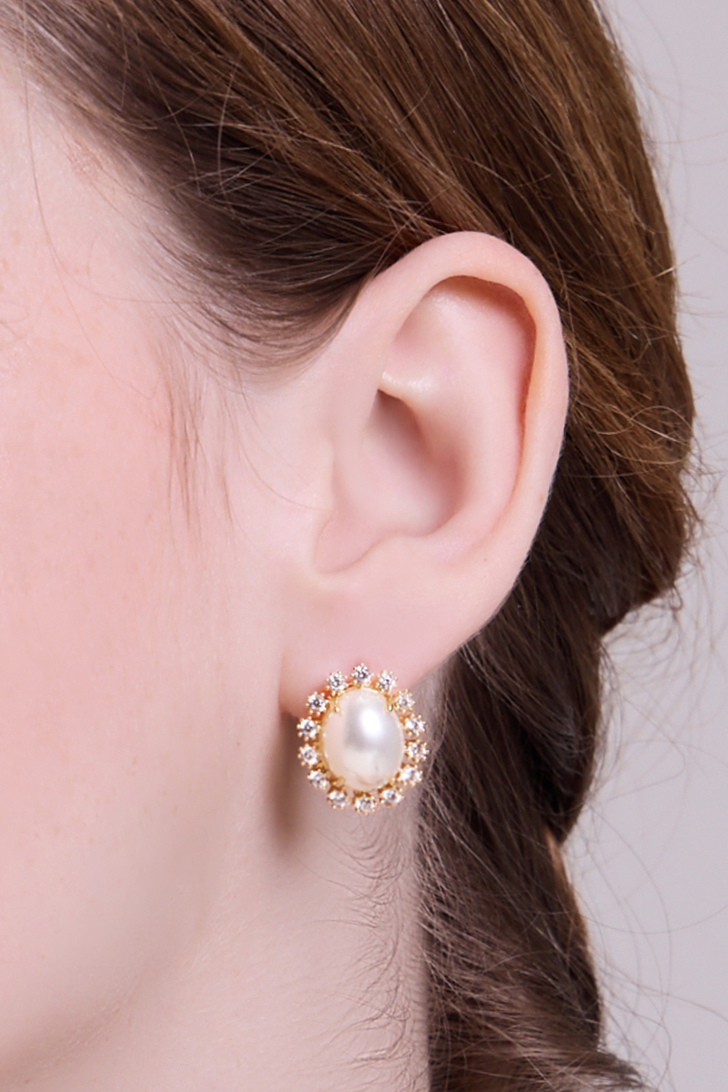 閃耀珍珠鋯石環圈。針式耳環