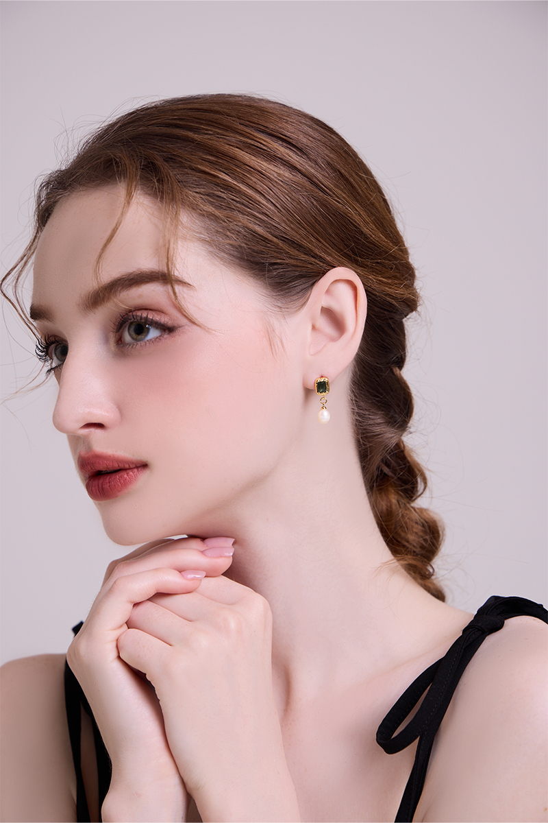 優雅綠鋯石淡水珍珠。銀針耳環