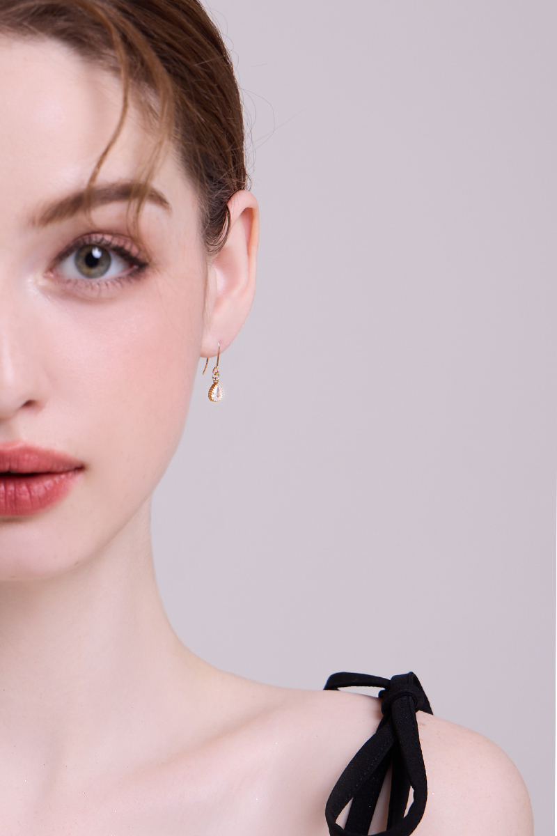 水滴鋯石。針式耳環