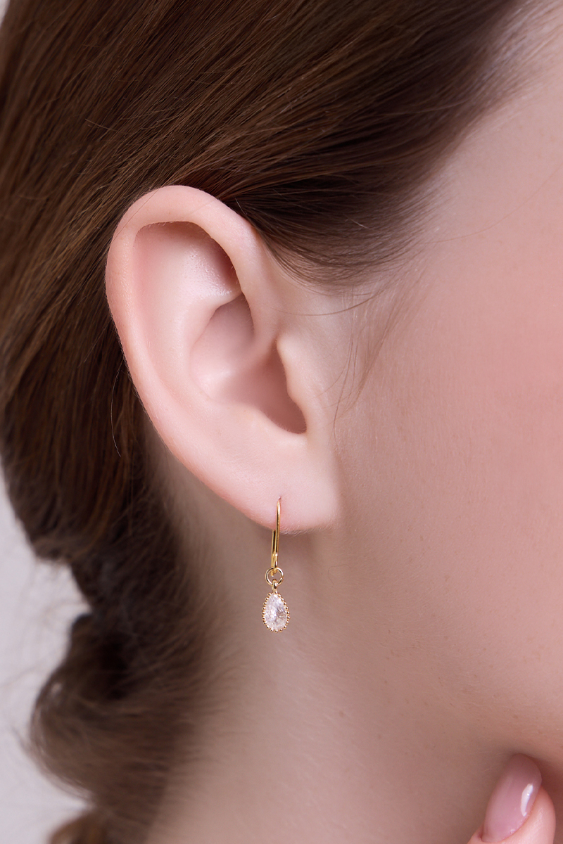 水滴鋯石。針式耳環