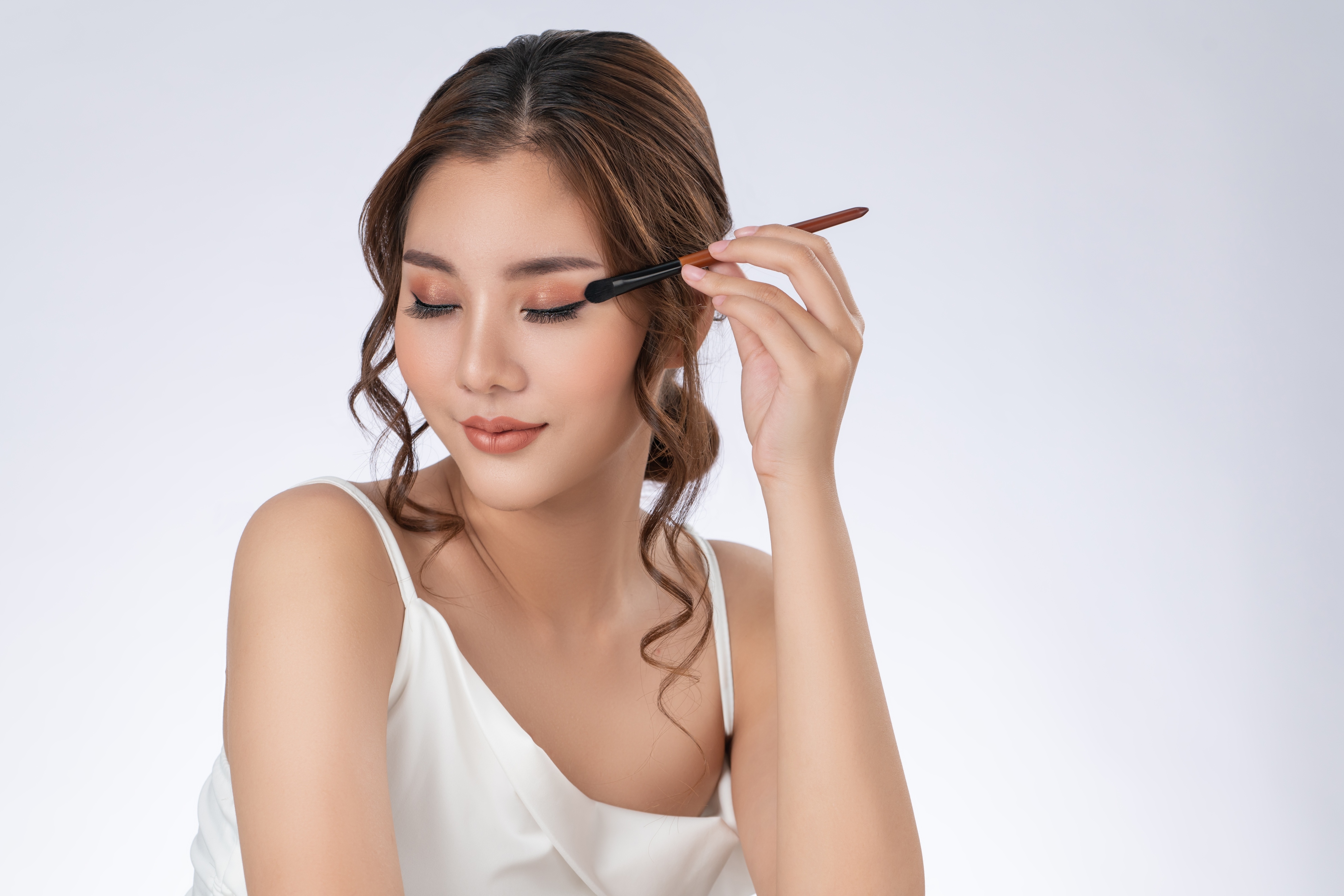完美眼妝, 眼影, 眼線, 搭配技巧, 膚色, 眼睛顏色, 暖色調, 冷色調, 層次感, 打底色, 暈染, 眼尾, 眼型, 貓眼效果, 融合, 自然效果