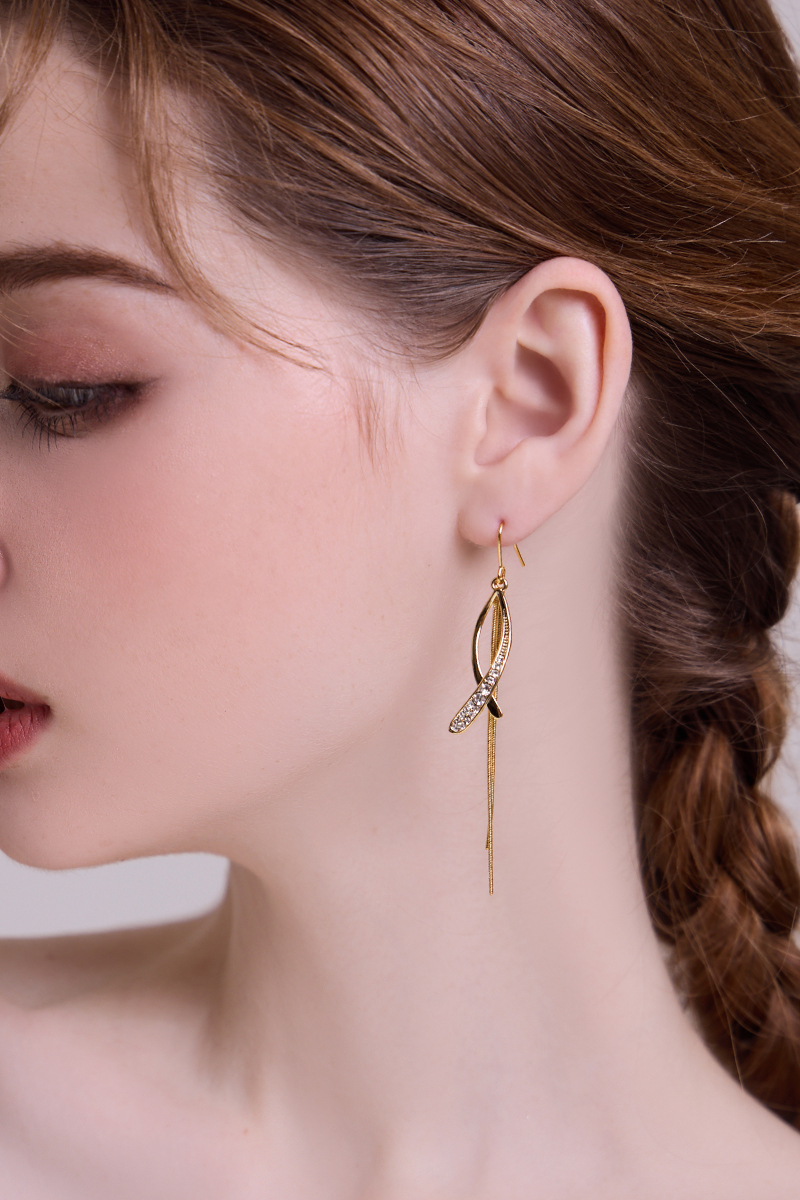 交錯垂墜鋯石流蘇。針式耳環