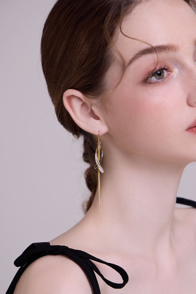 交錯垂墜鋯石流蘇。針式耳環