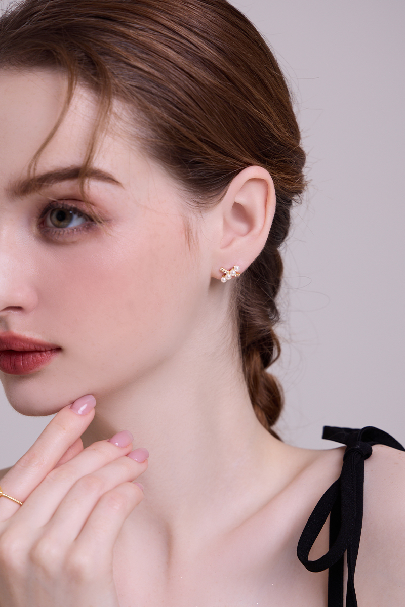 小巧珍珠鋯石交錯。銀針耳環