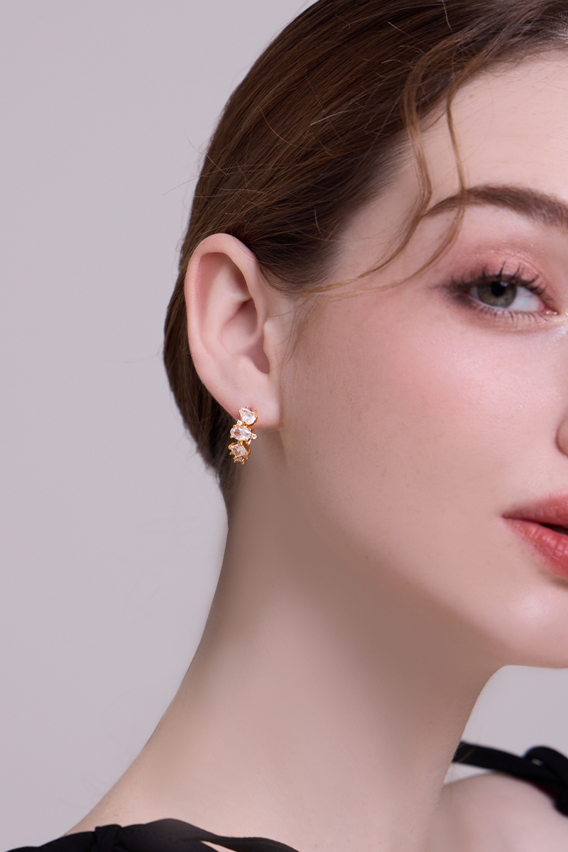 閃耀鋯石C形。針式耳環