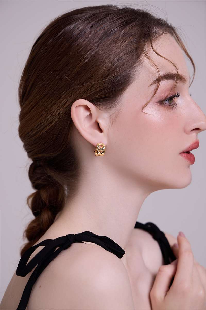 金屬鍊條。銀針耳環(金)