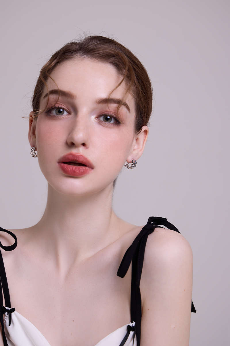 金屬鍊條。銀針耳環(銀)