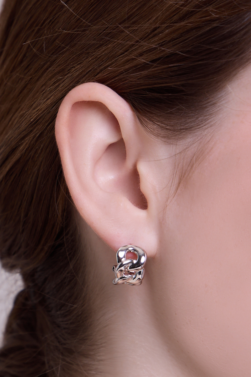 金屬鍊條。銀針耳環(銀)