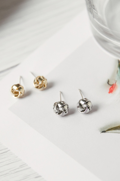 扭結設計亮面金屬。銀針耳環(銀)