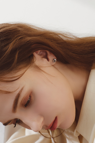 扭結設計亮面金屬。銀針耳環(銀)