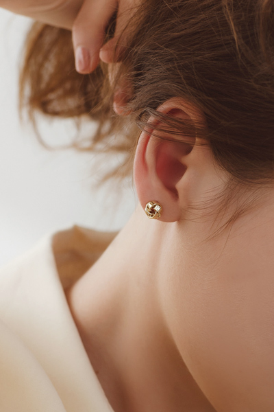 [2色]扭結設計亮面金屬。銀針耳環