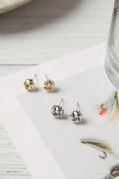 [2色]扭結設計亮面金屬。銀針耳環