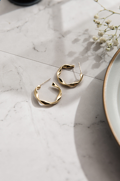 波紋C字圈。銀針耳環