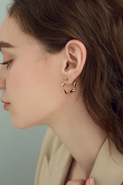 波紋C字圈。銀針耳環