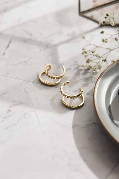 雙層設計。銀針耳環