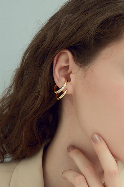 雙層設計。銀針耳環