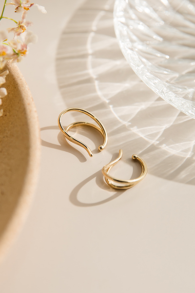 俐落線條感。夾式耳環組