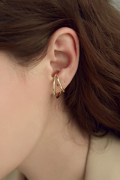 俐落線條感。夾式耳環組