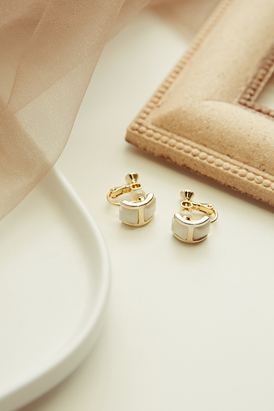 貓眼石曲線。夾式耳環