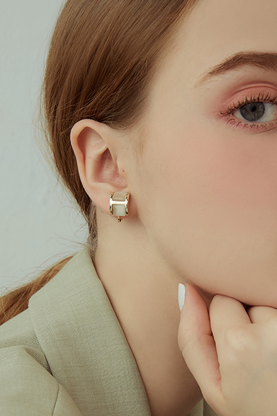 貓眼石曲線。夾式耳環