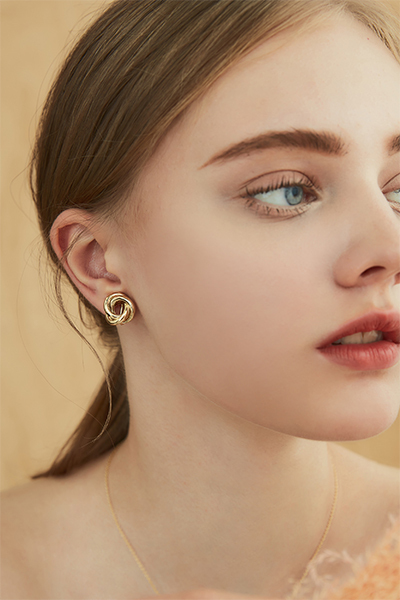 三圈交錯扭結。夾式耳環