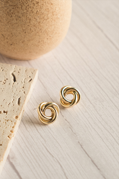 三圈交錯扭結。銀針耳環