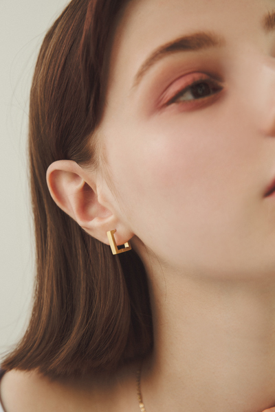 仿舊方形。鋼針耳環